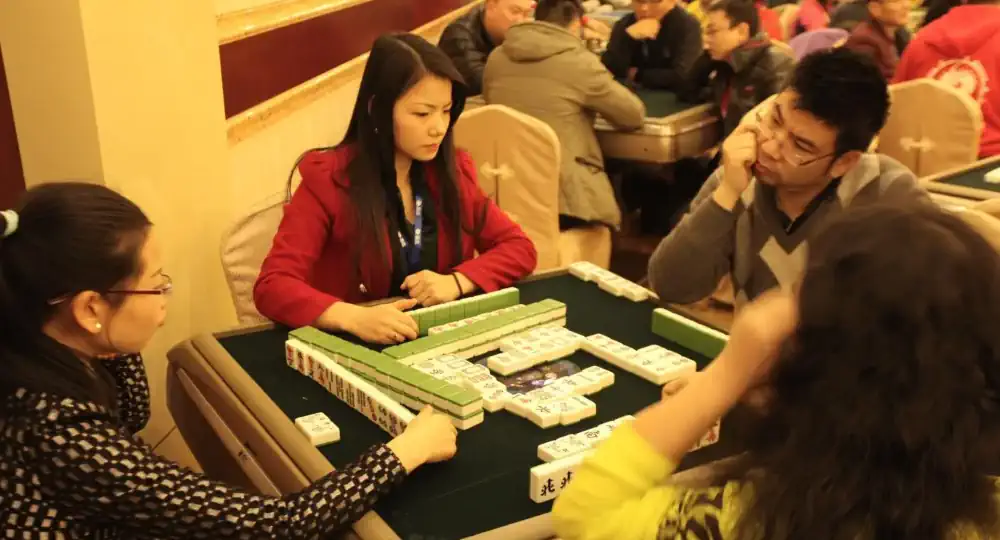 Cilvēki spēlē tradicionālo Mahjong